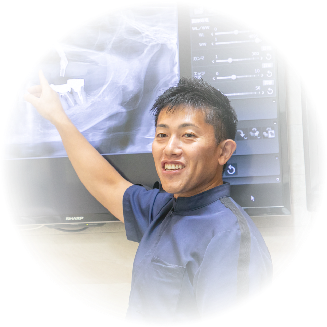 説明をする院長