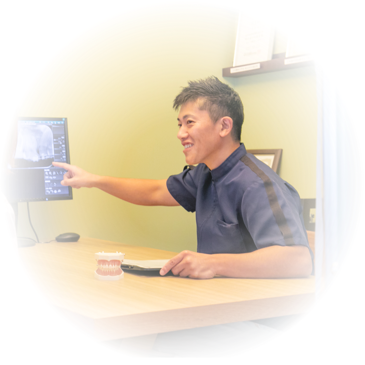 説明をする院長