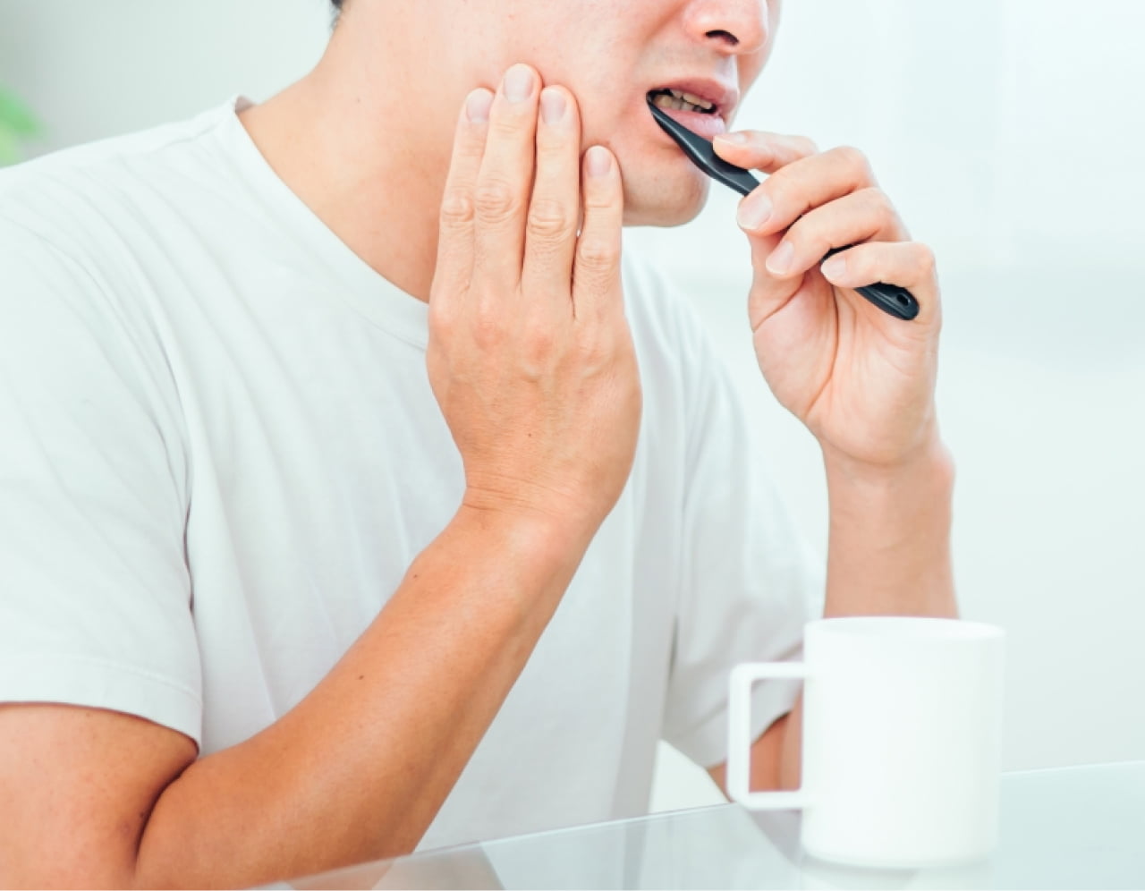 頬に手を当てる人