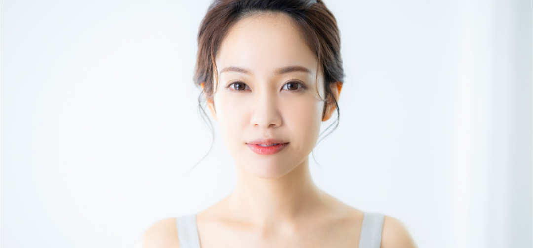 正面を見る女性