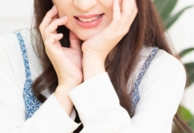 歯がいたむ女性