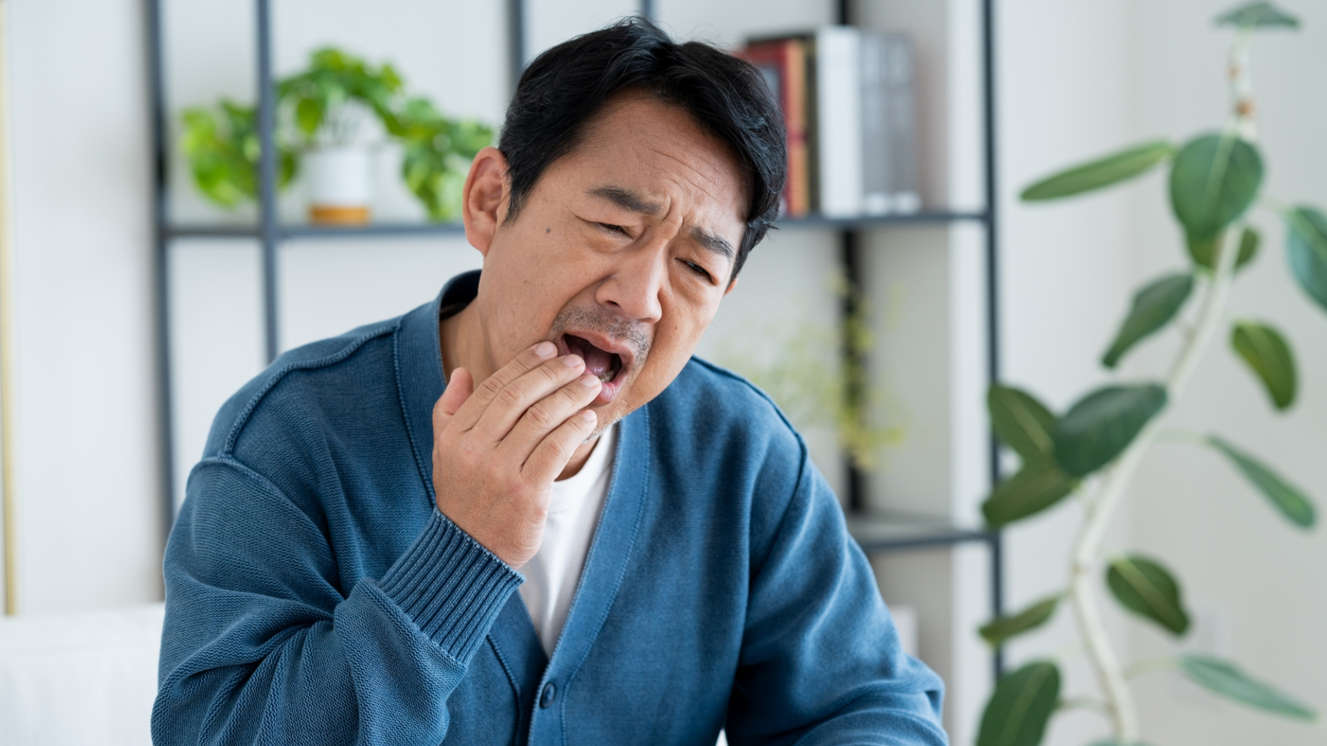 歯が痛そうな男性